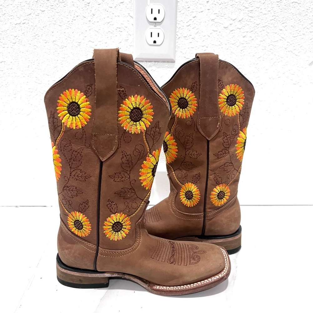 Brown Cowboy Boots with Sunflower‎ Embroidery 5.5